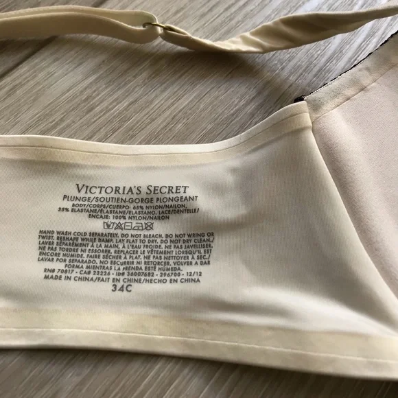 Victoria’s Secret 34C Plunge Bra Padded - Picture 3 of 4